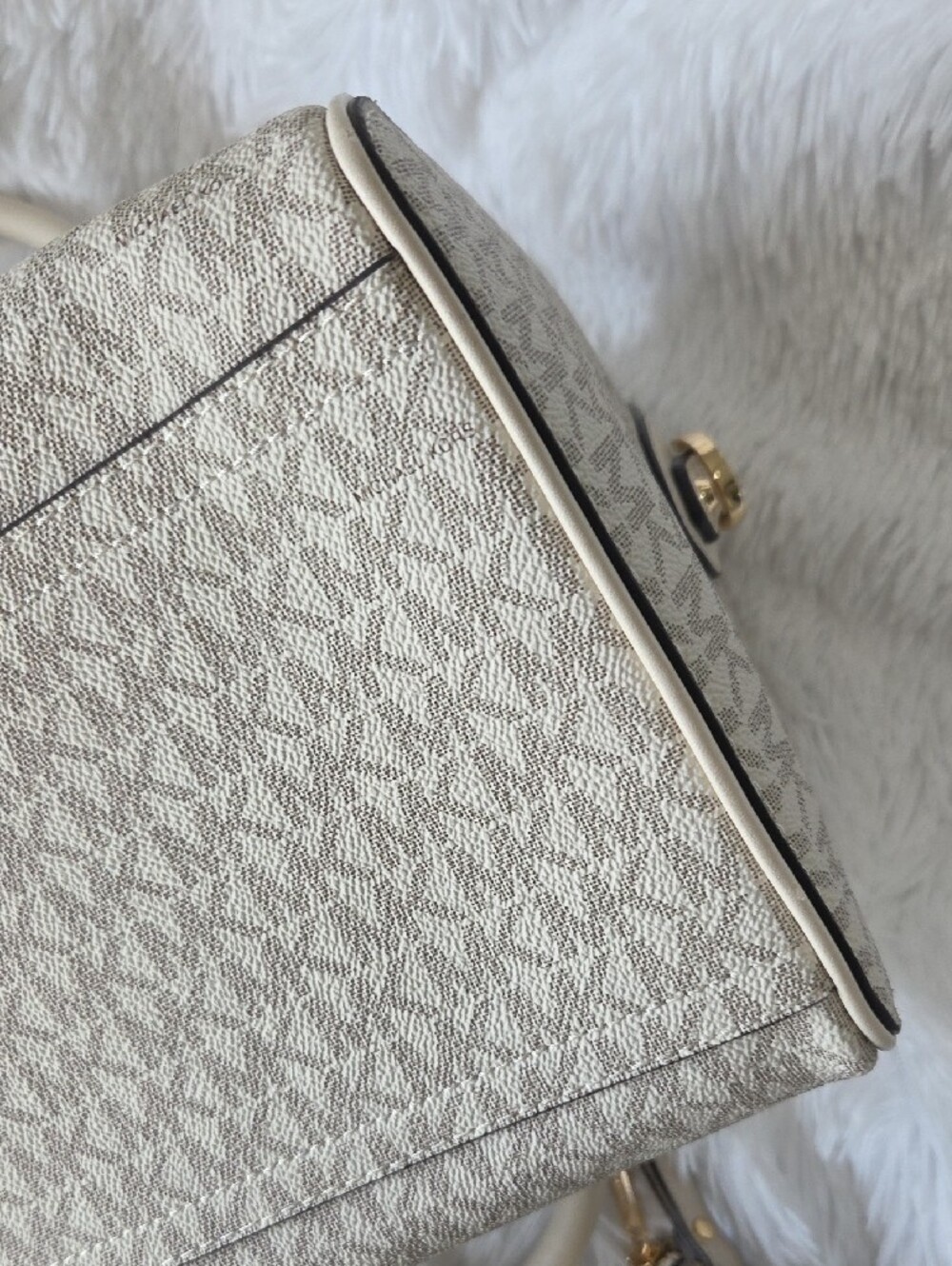 Michael Kors Duffle Bag with Matching Wallet/ Wristlet - Picture 8 of 9
